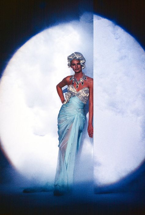 Linda Evangelista’s Greatest Runway Moments – From Chanel To Versace | British Vogue Mugler 1995, Versace Store, Runway Moments, Todd Oldham, Givenchy Couture, Funky Music, Versace Couture, Linda Evangelista, Image Model