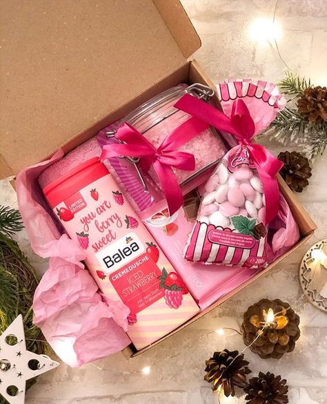 Mother Gift Ideas, Girly Christmas Gifts, Christmas Gift Hampers, Girl Gift Baskets, Diy Food Gifts, Birthday Presents For Friends, Personalised Gifts Diy, Bff Gifts Diy, Diy Gifts For Friends