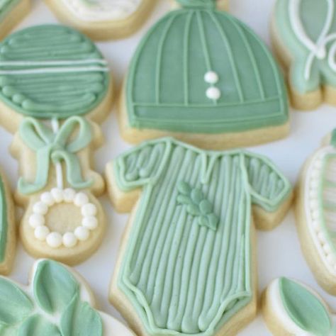 Jessica Lutovsky | Buttercream Cookies & Cakes on Instagram: "Some dreamy greenery baby shower cookies 😍🌿" Buttercream Baby Shower Cookies, Rattle Cookies Decorated, Baby Shower Cookie Cake, Buttercream Frosting Cookies, Onesie Cookies, Dinosaur Cookies, Decorator Frosting, Baby Cookies, Cookie Frosting