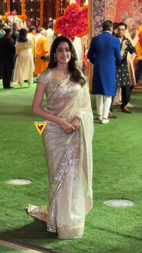 Saree Look For Wedding Guest, Betrothal Dress, Indian Bridal Reception Outfit, Saree Hairstyle, Jhanvi Kapoor, Saree Hairstyles, Reception Outfit, Handmade Fabric Bags, Tissue Saree