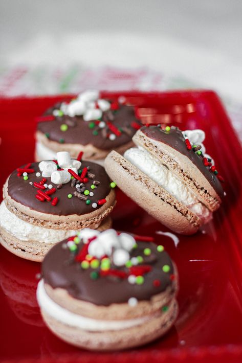 Hot Chocolate Macarons, Cookie Macarons, Chocolate Macarons Recipe, Marshmallow Filling, Macarons Recipe, Chocolate Macarons, Lollipop Cake, Friends Recipes, Peppermint Hot Chocolate