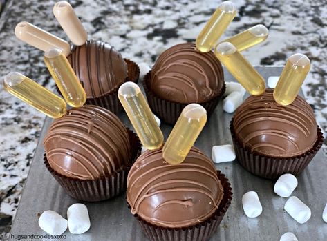 Hot Chocolate Bombs With Spirits Hot Chocolate Balls, Cocoa Balls, Alcohol Candy, Alcoholic Treats, Boozy Chocolate, Hot Cocoa Bomb, Diy Hot Chocolate, Hot Chocolate Bomb, Hot Chocolate Gifts