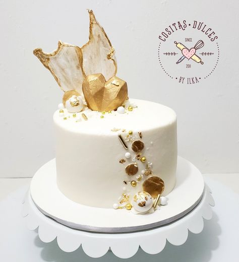 White and gold buttercream birthday cake with geometric chocolate heart White And Gold Buttercream Cake, White Chocolate Cake Design, White Birthday Cake For Men, White Cake For Men, Gold Cake Design Birthday, White And Gold Birthday Cake, Gold Buttercream, Cake Frosting Designs, Buttercream Birthday Cake