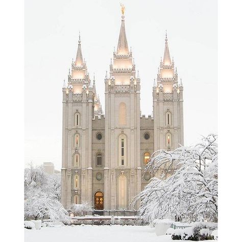 Happy Sunday. Photo Credit: @jrad_photo #BeUTAHful #Utahisrad #temple #winter #slc #downtownslc Slc Temple, Temple Wedding Photos, Lds Temple Pictures, Downtown Salt Lake City, Salt Lake City Temple, Mormon Temples, Salt Lake City Downtown, Temple Square, Salt Lake Temple