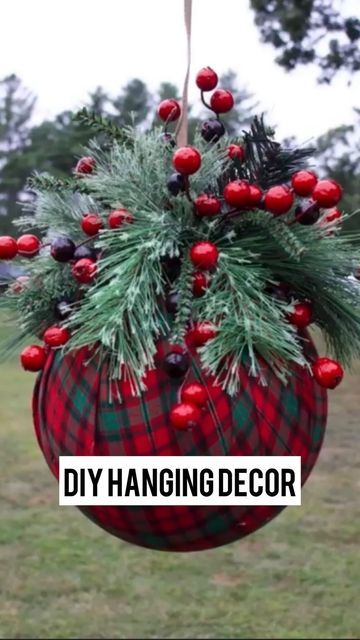 Diy Decor Christmas, Hanging Baskets Diy, Christmas Hanging Baskets, Christmas Chandelier, Xmas Centerpieces, Outdoor Christmas Planters, Indoor Holiday Decor, Outside Christmas Decorations, Dough Ornaments