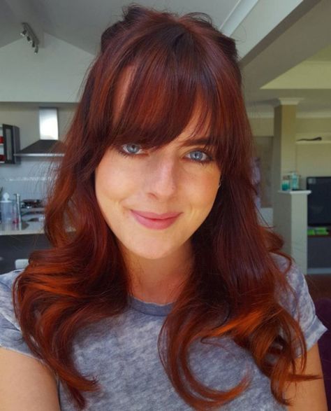 Auburn Hair with a Side-Swept Fringe Auburn Hair Dye, Light Red Hair, Auburn Balayage, Red Hair With Highlights, Copper Balayage, Dark Red Hair, Hair Color Auburn, Strawberry Blonde Hair, Long Red Hair