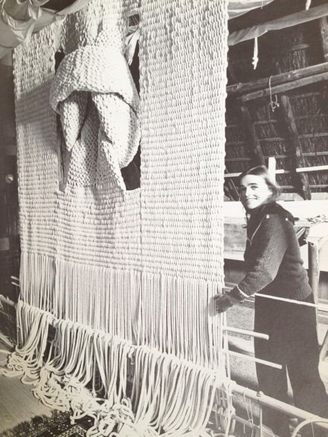 Sheila Hicks and her macrame art.  #macrame #artist #pioneer Sheila Hicks, Textile Fiber Art, Fibres Textiles, Weaving Textiles, Modern Macrame, Macrame Art, Weaving Art, Soft Sculpture, Tapestry Weaving