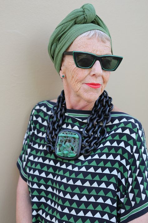 Green and Black print, ott accessories, turban, quirky elder style Moda Over 50, Mode Ab 50, Seth Cohen, American Street Style, Older Women Fashion, Advanced Style, Ageless Style, Old Woman, Fashion Over 50