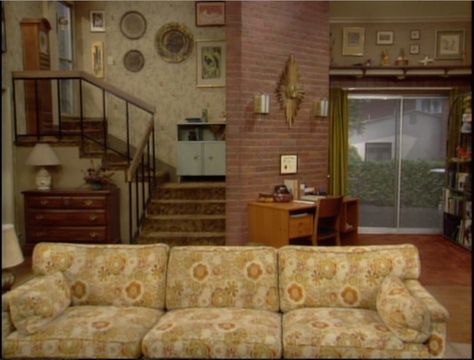 Married with Children american gothic split-level open staircase 80s Living Room, Living Tv, Small Town Life, Married With Children, Living Room Background, American Gothic, Old Room, Level Homes, Retro Tv