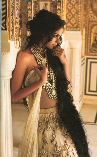 Woman With Long Hair, Estilo Hippie, Mode Boho, Long Black Hair, Indian Ethnic Wear, Beauty And Fashion, Anthropology, Long Black, Indian Bridal