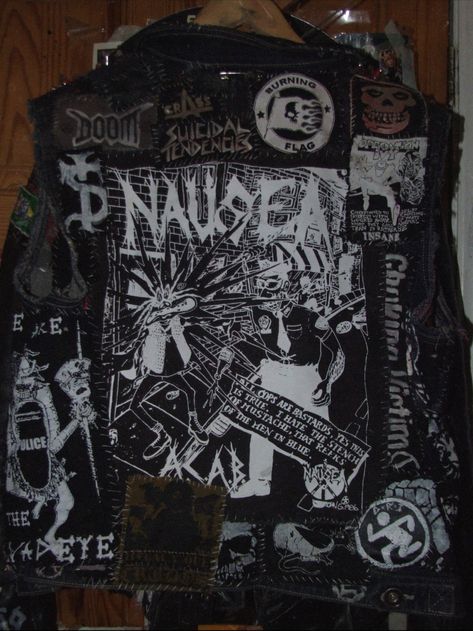 Crust Punk Clothes, Punk Jacket Back, Goth Battle Jacket, Punk Battle Jacket, Diy Patches Punk, Metal Patches, Battle Jackets, Punk Diy, Battle Vest