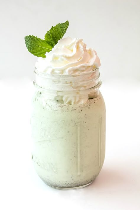 Chocolate Chip Milkshake, Chocolate Lasagna Dessert, Amazing Smoothies, Mint Chocolate Recipes, Mint Milkshake, Mint Chocolate Chip Milkshake, Mint Chocolate Desserts, Mint Choc Chip, Desserts With Chocolate Chips