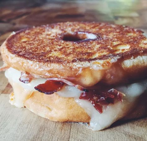 Cheese Donut, Waffle Sandwich Recipe, Savory Donuts, Grilled Cheese Waffles, Fried Chicken And Waffles, Fried Breakfast, Breakfast Sandwich Recipes, Queso Fundido, Bacon Sandwich