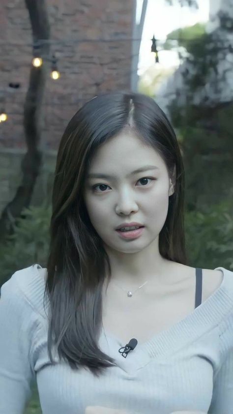 Jennie In Black, Black Pink House, Jennie Medium Hair, Jennie Blue, Jennie Senada, Middle Hair, Jennie Instagram, Pink House, Makeup Looks Tutorial