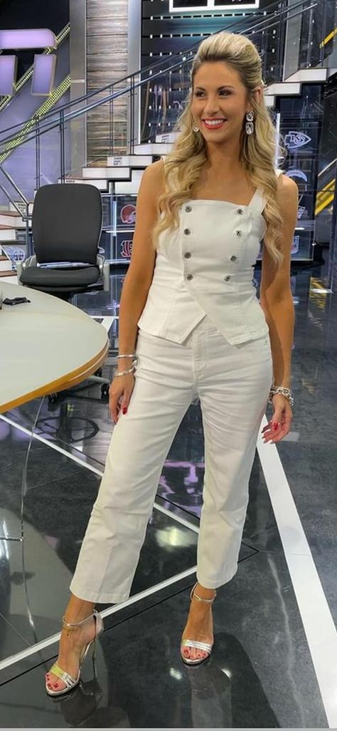 News Caster Outfit, Female Sports Reporters Aesthetic, Female Sports Reporters, Women Sports Broadcaster, Mariah Carey Jeans, Laura Rutledge, Female Sports, Basketball Girlfriend, Female Celebrities