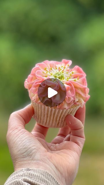 Flower Cupcake Cake, Cupcake Decorating Techniques, Cupcakes Decoration Tutorial, Buttercream Flowers Cupcakes, Buttercream Flowers Tutorial, Flower Cake Design, Cake Decorating Flowers, Cupcake Videos, Fondant Flower Tutorial