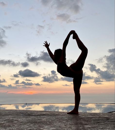 Dancer yoga beach sunset vinyasa hawaii flexible balance postures Dancer Pose Yoga, Dancers Pose, Dancer Pose, Yoga Photoshoot, Beach Photoshoot, Beach Aesthetic, How To Do Yoga, Beach Sunset, Yoga Poses