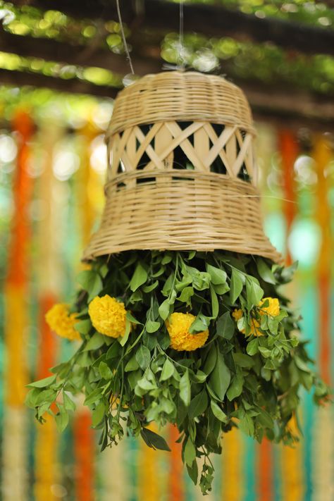 Haldi Decoration Ideas At Home, Decor With Baskets, Haldi Decoration Ideas, Puja Decor, Auto Rickshaw, Harry Wedding, Garland Wedding Decor, Selfie Wall, Wooden Guest Book