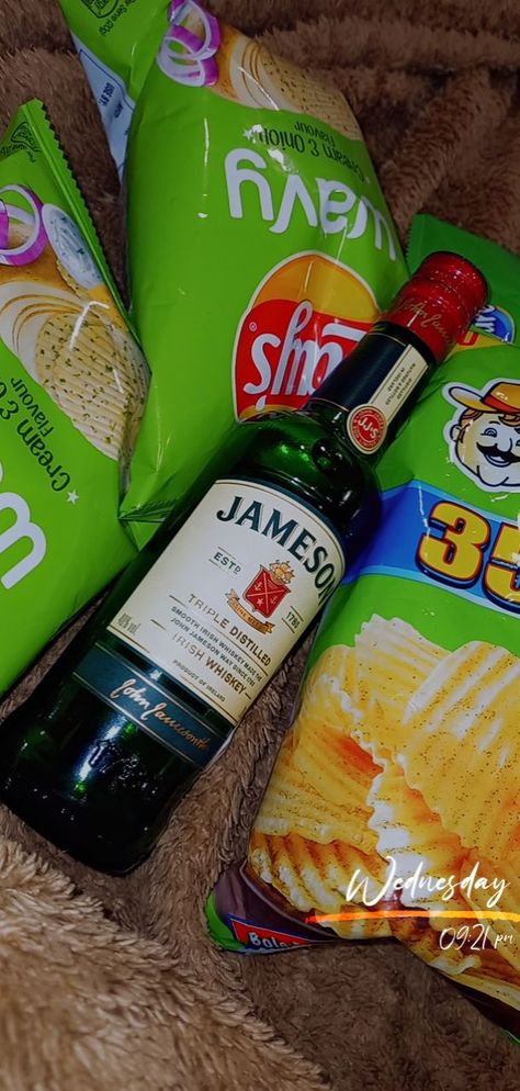 Night Food Snap Home, Night Home Snap, Whiskey Snap, Food Snaps Night, Home Made Food Snapchat, Creative Snapchats, Drinks Pictures, Daaru Party Pic, Alcoholic Drinks Pictures