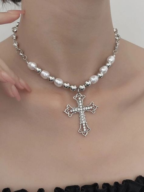 Collares Aesthetic, Bead Business, Cross Charm Necklace, High Fashion Jewelry, Pearl Decor, Fancy Jewellery, Funky Jewelry, Watches Women Fashion, Cross Charms