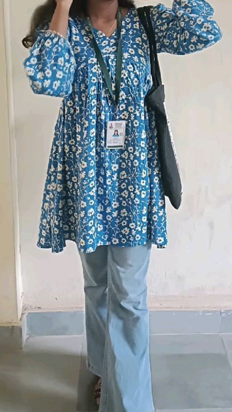 Modest College Outfits Indian, Pakistani College Outfits, Short Kurti With Jeans Outfit Aesthetic, Kurti Jeans Aesthetic, Kurti With Jeans Casual, Kurti With Jeans Outfit Ideas, Kurti Jeans Outfit Casual, Desi Fashion Casual Jeans, Jeans And Kurti Indian Casual