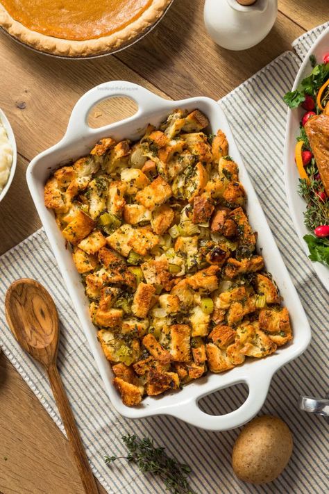 Low Calorie Stuffing Low Calorie Thanksgiving, Healthy Stuffing Recipe, Healthy Stuffing, Stuffing Recipes Healthy, How To Make Stuffing, Stuffing For Thanksgiving, Traditional Stuffing Recipe, Homemade Stuffing Recipes, Classic Stuffing Recipe