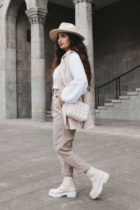 Beige Combat Boots Outfit, White Chunky Boots Outfit, Combat Boots Outfit Summer, White Combat Boots Outfit, Style Icons Outfits, Noir Outfit, Chunky Boots Outfit, Beige Boots Outfit, Summer Boots Outfit