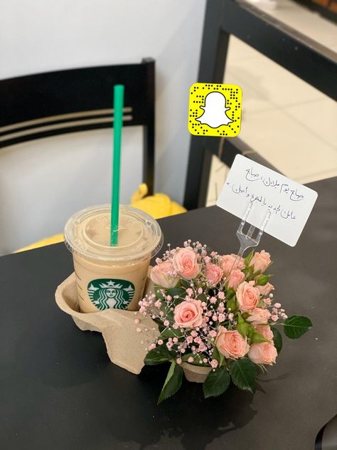 Starbucks Cup Holder Flower Arrangement, Starbucks Bouquet, Coffee And Flowers Gift, Starbucks Flower Arrangement, Coffee Bouquet, Coffee And Flowers, Floral Gift Ideas, Creative Gift Baskets, Homemade Gift Baskets