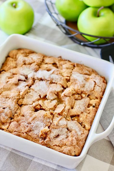 Simple Apple Cake, Apple Cake Recipe Easy, Easy Apple Cake, Apple Cake Recipe, Fresh Apple Cake, Apple Coffee Cakes, Apple Recipes Easy, Apple Cobbler, Apple Dessert Recipes