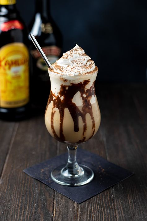 A healthier frozen mudslide recipe made without ice cream. All you need is vodka, coffee liquor, Irish cream, ice, and optional whipped cream and cocoa powder topping. #dessertcocktail #frozenmudslide #mudslide Mudslide Recipe Alcohol, Margaritaville Drinks, Frozen Mudslide Recipe, Margaritaville Recipes, Mudslide Drink, Alcohol Infused Cupcakes, Kitchen Swagger, Mudslide Recipe, Kahlua Drinks