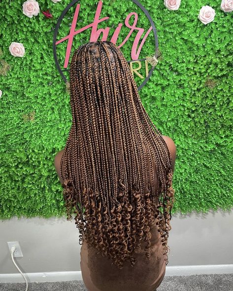 Knotless Box Braids Small Color 350, Mixed Color Knotless Braids With Curls, Color 30 Knotless Braids With Curls, Brown Braids With Curls At The End, Brown Knotless Braids With Curly Ends, Chocolate Box Braids, Brown Braids Curly Ends, Dark Brown Braids With Curls, Light Brown Knotless Braids With Curls