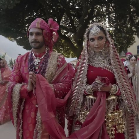 Manifesting a love like this 🥹♥️ These stills from @deepikapadukone & @ranveersingh’s wedding trailer have us swooning… | Instagram Deepika Padukone And Ranveer Singh, Red Saree Wedding, Deepika Ranveer, Married In Italy, Wedding Trailer, Koffee With Karan, Wedding Stills, Getting Married In Italy, Indian Wedding Photos