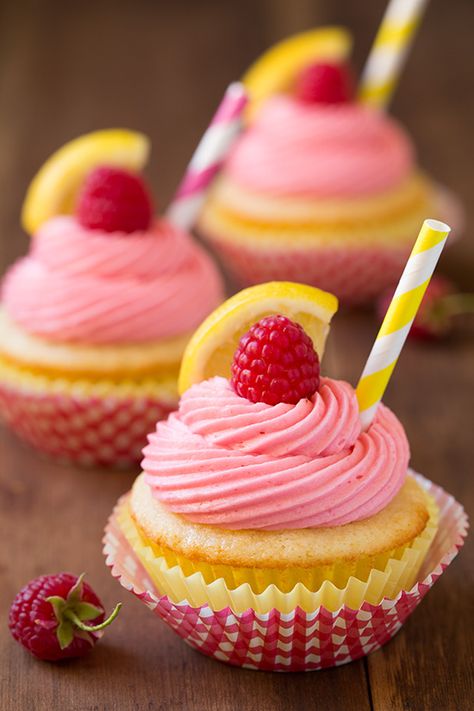 Raspberry Lemonade Cupcakes Summer Themed Cupcakes, Raspberry Lemonade Cupcakes, Cupcake Receptek, Raspberry Buttercream Frosting, Delicious Cupcakes Recipes, Summer Cupcakes, Lemonade Cupcakes, Cake Mini, Lemon Cupcakes