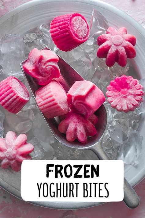 Frozen Yoghurt Bites Nachtisch, Dessert, Frozen Joghurt, Sommerlich, kalte Nachspeise, Very Berry, Himbeeren, Eis #Eis #Frozenyoghurt #dessert #nachtisch #dessertrezepte #frozenjoghurtrezept #Joghurtrezept #joghurtdessert #sommerlich #leckerundeinfach Yoghurt Dessert, Froyo Bites, Popular Pasta Recipes, Frozen Fruit Recipes, Frozen Yogurt Bites, Frozen Tags, Yogurt Bites, Dessert Bites, Ice Cream Ice