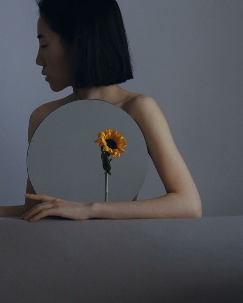 Mirror Photography, Creative Fashion Photography, Flower Photoshoot, Concept Photography, Photographie Portrait Inspiration, Self Portrait Photography, Creative Portrait Photography, The Reflection, Conceptual Photography