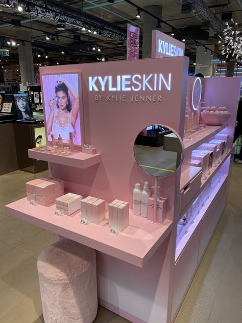 Makeup Retail Display, Cosmetic Retail Display, Beauty Booth Design, Makeup Booth, Event Booth Design, Jewelry Booth, Makeup Shelves, Makeup Stand, Skincare Store