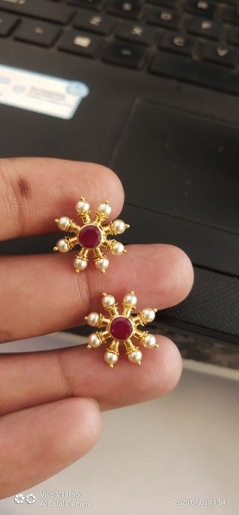 Kammalu Designs, 4 Grams Gold Ear Rings, Gold Studs Earrings Indian, Fancy Gold Earrings, Small Earrings Diamonds, Small Earrings Gold, 22k Gold Earrings, Wedding Jewelry Sets Bridal Jewellery, Antique Necklaces Design