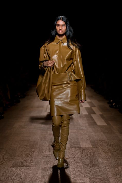 Ferragamo Fall 2024 Ready-to-Wear https://www.vogue.com/fashion-shows/fall-2024-ready-to-wear/salvatore-ferragamo/slideshow/collection#13 Fall Winter Fashion Trends, Fashion Trend Forecast, Fall Winter Trends, Homecoming Outfits, Winter Fashion Outfits Casual, Fashion Trends Winter, Trend Forecasting, Trend Fashion, Yellow Fashion