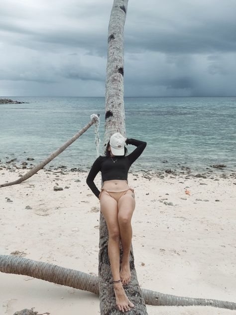 shy beach photo Beach Shy Poses, Beach Poses For Shy People, Shy Beach Poses, Shy Poses, Shy People, Insta Poses, Shy Girl, Shy Girls, Beach Photo