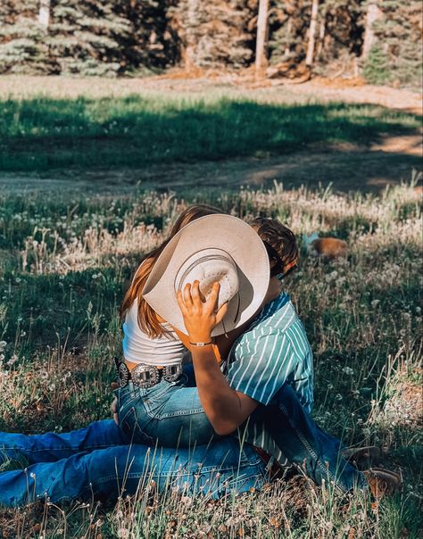 Kissing Dip Pose, Cowboy Hat Kissing Photo, Country Husband And Wife, Cowboy Couple Aesthetic, Country Boyfriend Goals, Country Couple Goals, Western Couple Pictures, Country Couple Aesthetic, Country Couple Photos