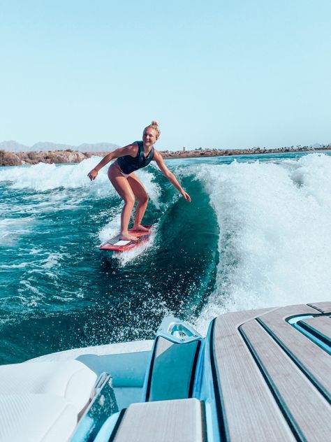 Wake surfing for dayssss Wake Surfing Pictures, Aesthetic Surfing Pictures, Wake Boarding Aesthetic, Wake Surfing Aesthetic, Preppy Surfing, Wakeboarding Aesthetic, Lake Surfing, Boat Surfing, Surf Boat