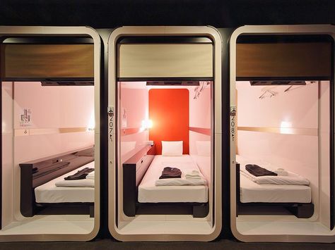 First Cabin Tsukiji premium economy class pods Capsule Hotel Japan, Cabin Hotel, Themed Hotel Rooms, Sleep Box, Pod Hotels, Unusual Hotels, Sleeping Pods, Aviation Theme, Capsule Hotel