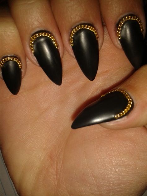 matte black nails with chain Nails With Chain, Nail Design Gold, Matte Black Nails, Black Nails, Nail Design, Nail Ideas, Gold Chain, Gold Chains, Matte Black