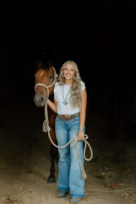 Graduation Western Outfit Ideas, Senior Ffa Pictures, Western Senior Picture Ideas Horses, Western Photoshoot Ideas Cowgirl, Western Graduation Pictures, Western Senior Pictures Outfit, Cowgirl Photoshoot Ideas, Rodeo Photoshoot, Western Senior Picture Ideas