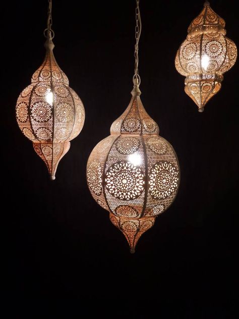 Mooie handgemaakte Filigrain hanglamp uit India die volledig van koper is gemaakt. De buitenkant van de lamp is mat wit gespoten. Is werkelijk een hele stijlvolle lamp en leuk om in verschillende maten op te hangen boven een eettafel. Portuguese Lamp, Loft Room, Modern Moroccan, Bohemian Bedroom, Green Kitchen, Moroccan Style, Lantern Lights, Arabesque, Home Deco