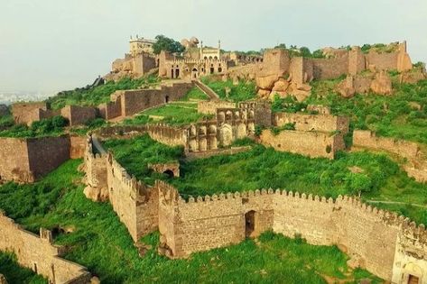 The history of Golconda Fort. Golconda Fort, Monument In India, Elk Photo, Red Fort, Picnic Spot, India Tour, Indian Heritage, Photo Art Gallery, Travel Packages