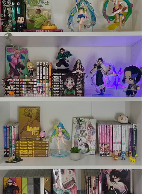 Anime Bookshelf, Otaku Room Aesthetic, Punk Room, Manga Shelf, Anime Bedroom Ideas, Bookshelf Inspiration, Preppy Bedroom, Otaku Room, Anime Decor