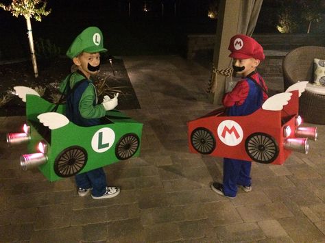 Made the boys Mario and Luigi cars to go with their costumes. Mario Kart Diy Costumes, Mario And Luigi Costumes, Luigi Halloween Costume, Mario Kart Costumes, Mario Bros Costume, Mario Halloween Costumes, Super Mario Costumes, Mario Und Luigi, Luigi Costume