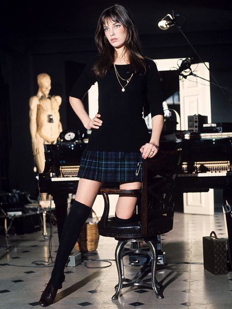 Jane Birkin in a plaid skirt, black long sleeve, and lace-up shoes Style Jane Birkin, Normal Outfits, Jane Birkin Style, Jean Shrimpton, 1960s Dresses, Bianca Jagger, 60s 70s Fashion, Serge Gainsbourg, Sharon Tate