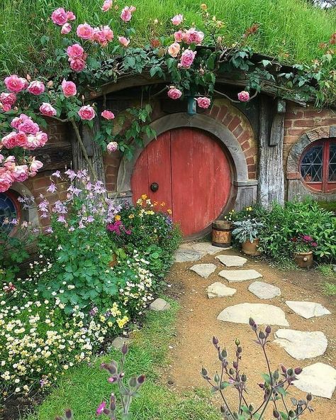 Case Sotterranee, Hobbit Garden, Casa Hobbit, Urban Backyard, Stones Garden, Backyard Garden Layout, Backyard Garden Landscape, Small Backyard Gardens, Hobbit Hole